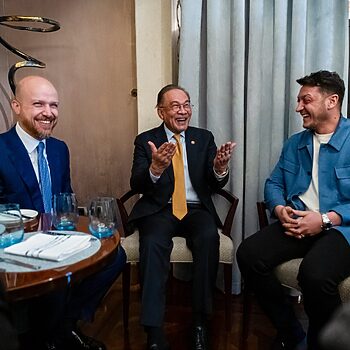 Ozil Dan Datuk Seri Anwar Ibrahim Bincang Tentang Ummah, Gaza Dan Bola Sepak 3 Ozil Dan Datuk Seri Anwar Ibrahim Bincang Tentang Ummah, Gaza Dan Bola Sepak