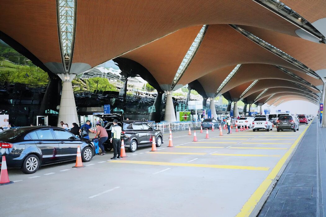 KLIA Tampil Beri Penjelasan Selepas Lelaki Ini Tak Halalkan Cara Mereka Caj RM100 Untuk 34 Minit Di Zon 'Drop Off' 2 KLIA