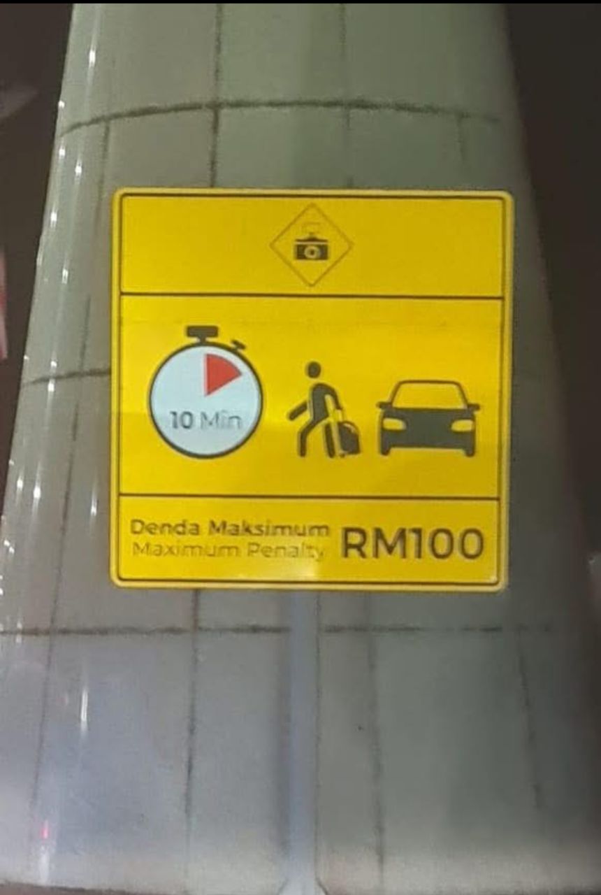 KLIA Tampil Beri Penjelasan Selepas Lelaki Ini Tak Halalkan Cara Mereka Caj RM100 Untuk 34 Minit Di Zon 'Drop Off' 5 KLIA Tampil Beri Penjelasan Selepas Lelaki Ini Tak Halalkan Cara Mereka Caj RM100 Untuk 34 Minit Di Zon 'Drop Off'