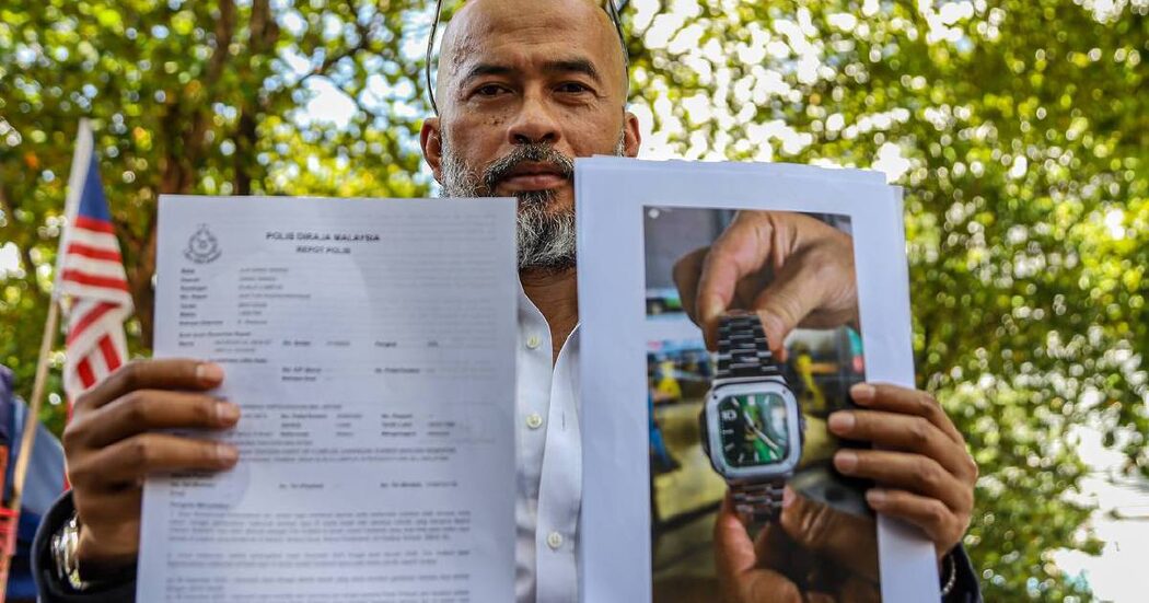 'Bukan Patek Philippe, Tapi Hadiah ATM' – Peguam Sangkal Dakwaan Jam Mewah Bekas PTD