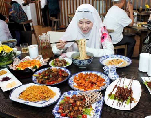 Asli Atau Tidak? Jom Dengar Apa Kata Kaum Cina Tentang Keenakan 'Chinese-Muslim Food'