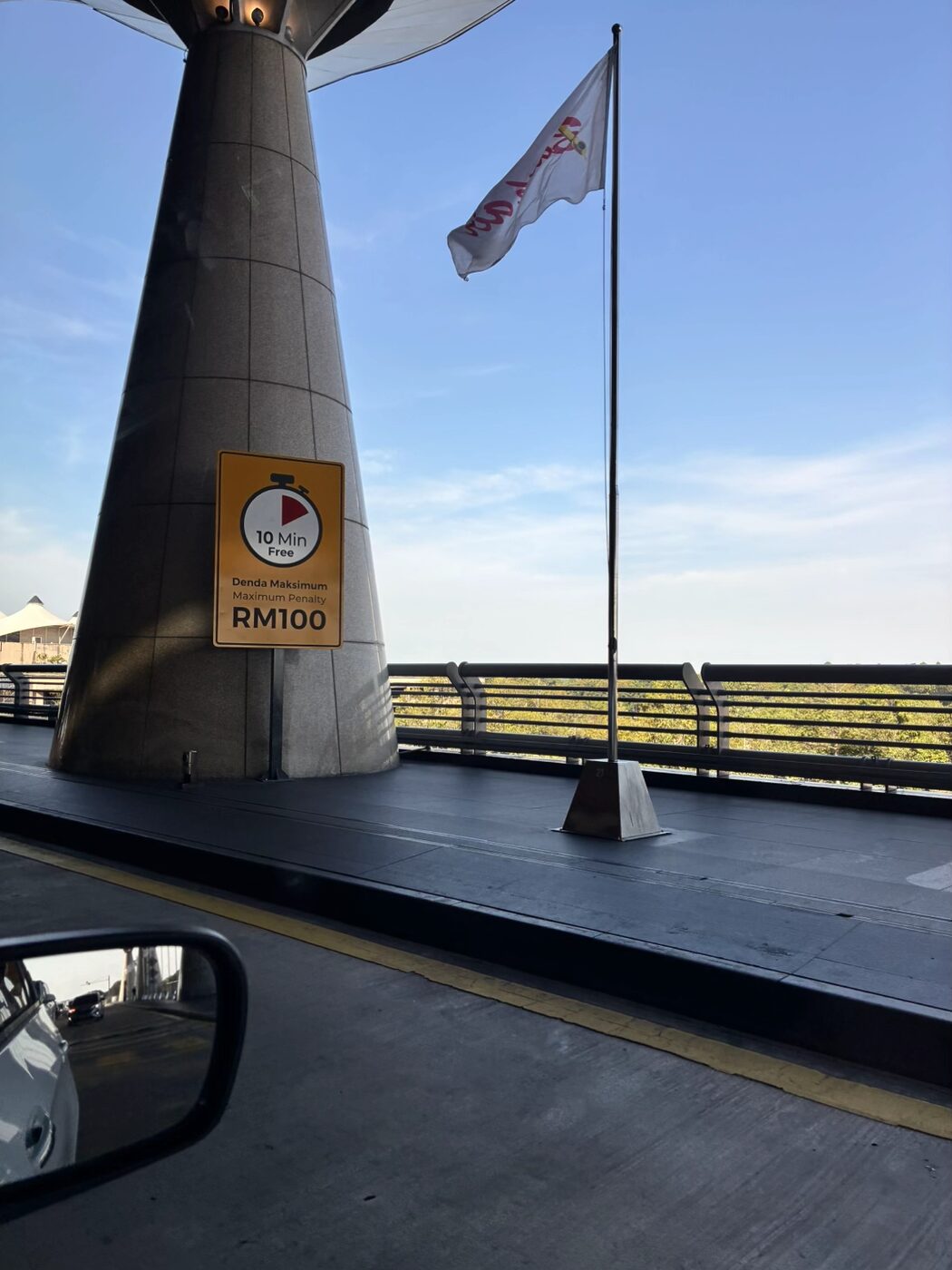 KLIA Tampil Beri Penjelasan Selepas Lelaki Ini Tak Halalkan Cara Mereka Caj RM100 Untuk 34 Minit Di Zon 'Drop Off' 8 KLIA Tampil Beri Penjelasan Selepas Lelaki Ini Tak Halalkan Cara Mereka Caj RM100 Untuk 34 Minit Di Zon 'Drop Off'