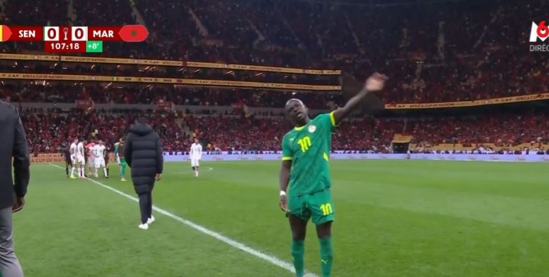 Alasan Mane Ajak Rakan Sambung Permainan: 'Pengadil Manusia Biasa, Dan Saya Tak Nak Dunia Ketawakan Afrika' 2 Alasan Mane Ajak Rakan Sambung Permainan: 'Pengadil Manusia Biasa, Dan Saya Tak Nak Dunia Ketawakan Afrika'
