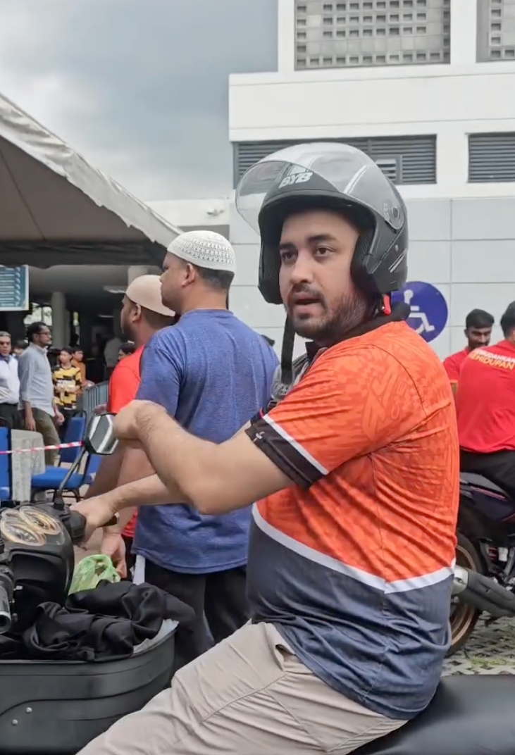 Siap Sorok Dalam Sejadah, Tindakan Lelaki Ini Tegur Warga Asing 'Bolot' Makanan Infak Raih Pujian