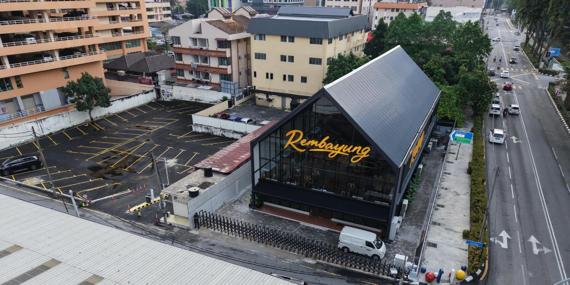 'Sempit Untuk Kereta Biasa, Kereta Mewah Lagilah' – Netizen Persoal Saiz 'Parking' Sebelah Rembayung