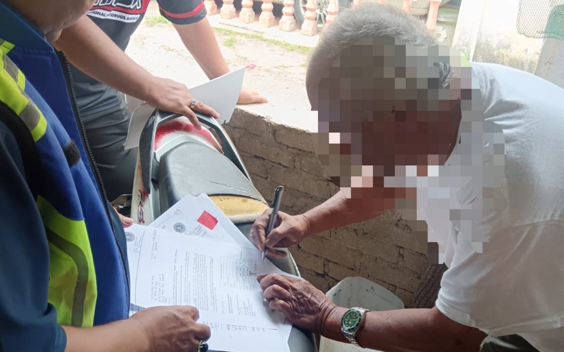 'Buat 39C' – Kisah Tokwan Rancang Tangkap Cucu Tahi Dadah Runtun Hati Netizen