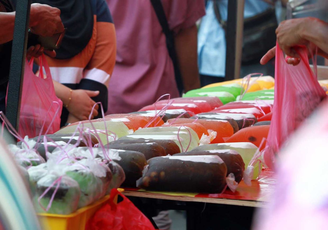 Peniaga Kecil 'Tergugat' Jenama Besar Sertai Bazar Ramadan, Ini Respon Pedas Pengguna