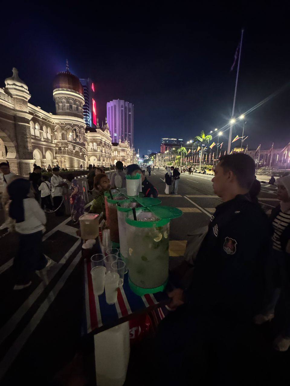 Baru 2 Minggu Dibuka Semula, Imej Bangunan Sultan Abdul Samad Terjejas Dek Lambakan Penjaja Haram 3 Baru 2 Minggu Dibuka Semula, Imej Bangunan Sultan Abdul Samad Terjejas Dek Lambakan Penjaja Haram