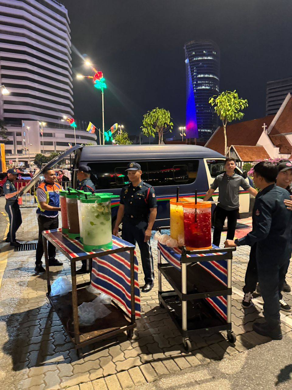 Baru 2 Minggu Dibuka Semula, Imej Bangunan Sultan Abdul Samad Terjejas Dek Lambakan Penjaja Haram 4 Baru 2 Minggu Dibuka Semula, Imej Bangunan Sultan Abdul Samad Terjejas Dek Lambakan Penjaja Haram