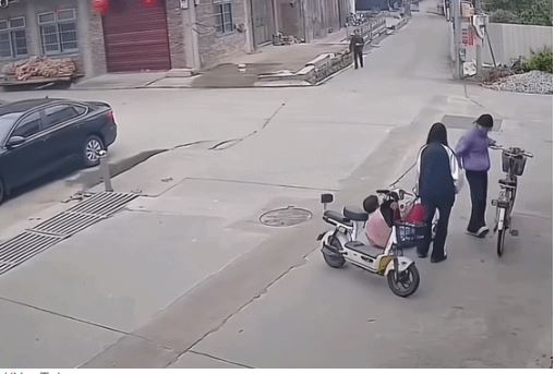 2 Pelajar China Didakwa Dan Disaman RM124,300 Selepas Bantu Wanita Jatuh Basikal