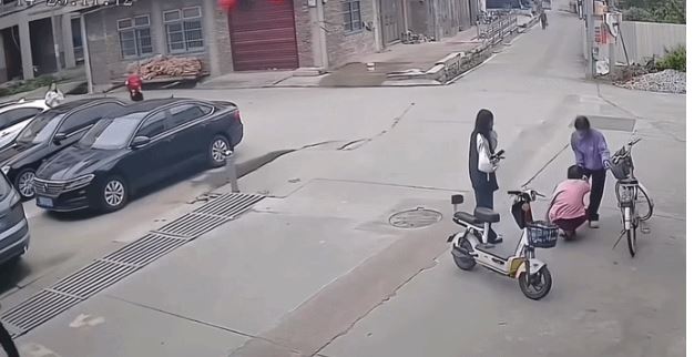 2 Pelajar China Didakwa Dan Disaman RM124,300 Selepas Bantu Wanita Jatuh Basikal