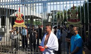 Sebelah Selipar Dan Tuala Jamal Laku RM66,000 Dalam 5 Minit