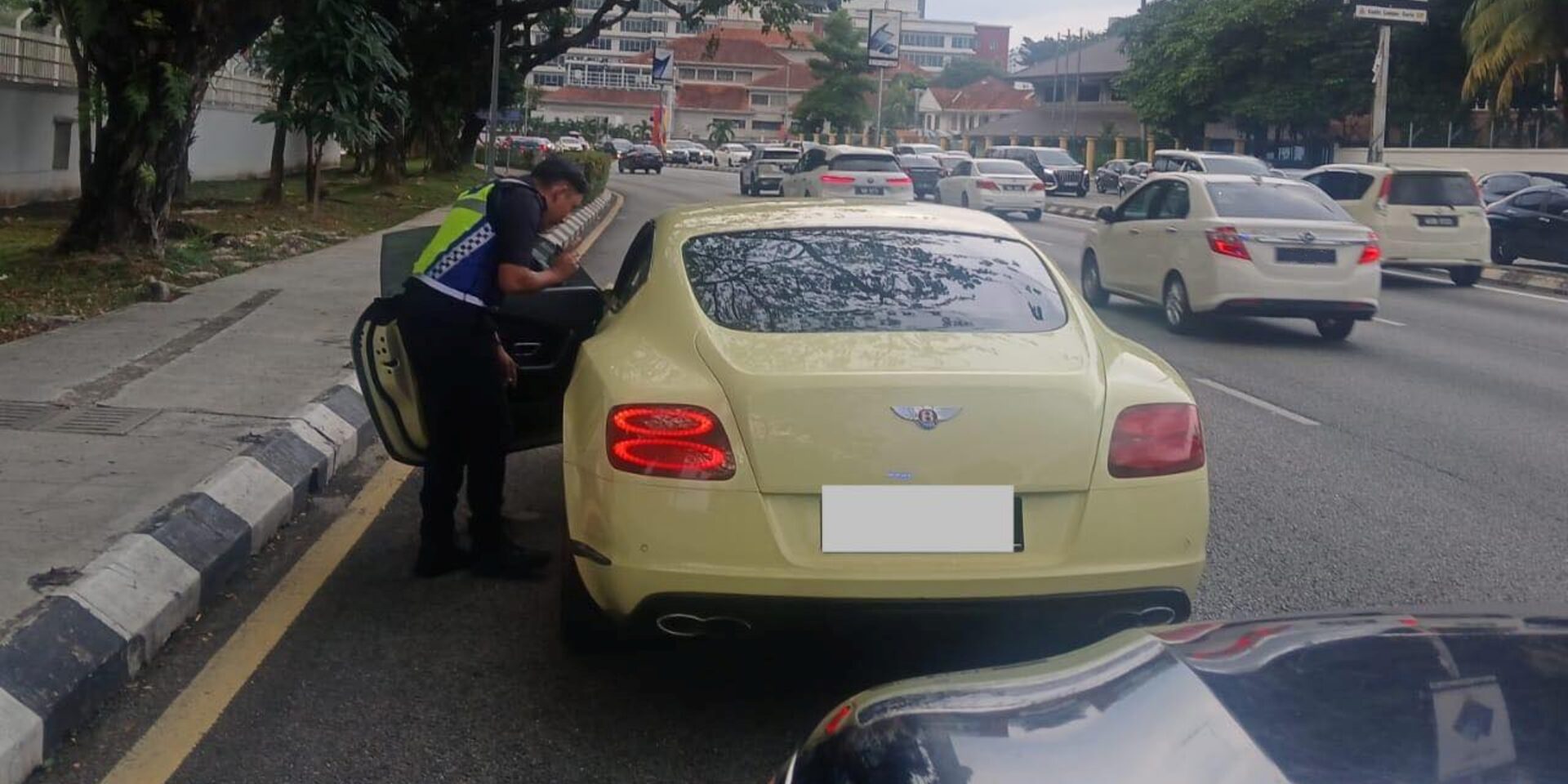 'Terlepas Pandang' – Alasan Ahli Perniagaan Wanita Tak 'Renew' Cukai Jalan Bentley 8 Tahun