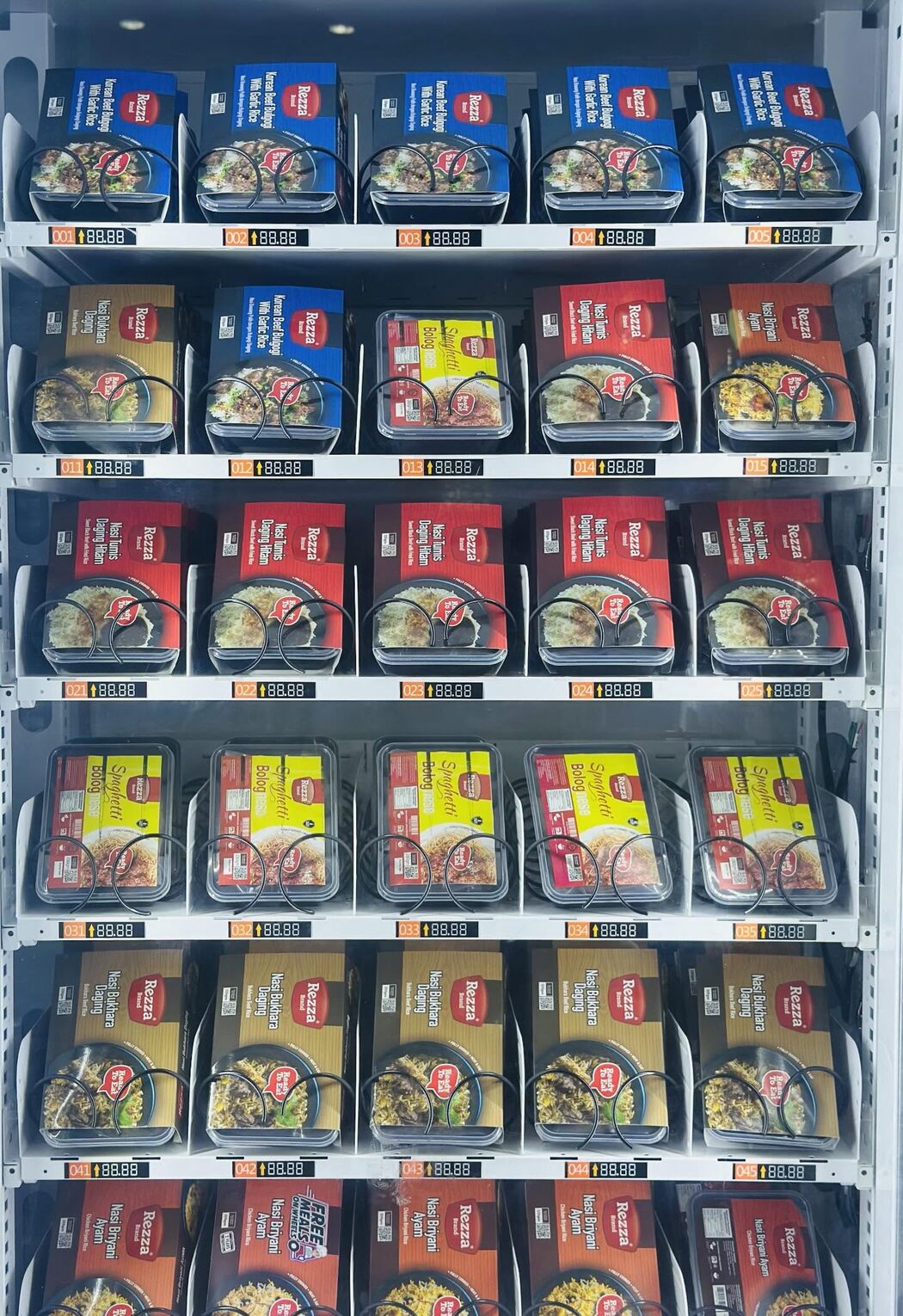 Khas Untuk Asnaf & Pelajar, Masjid Di Shah Alam Ini Sediakan 'Vending Machine' Makanan Percuma 2 Khas Untuk Asnaf & Pelajar, Masjid Di Shah Alam Ini Sediakan 'Vending Machine' Makanan Percuma