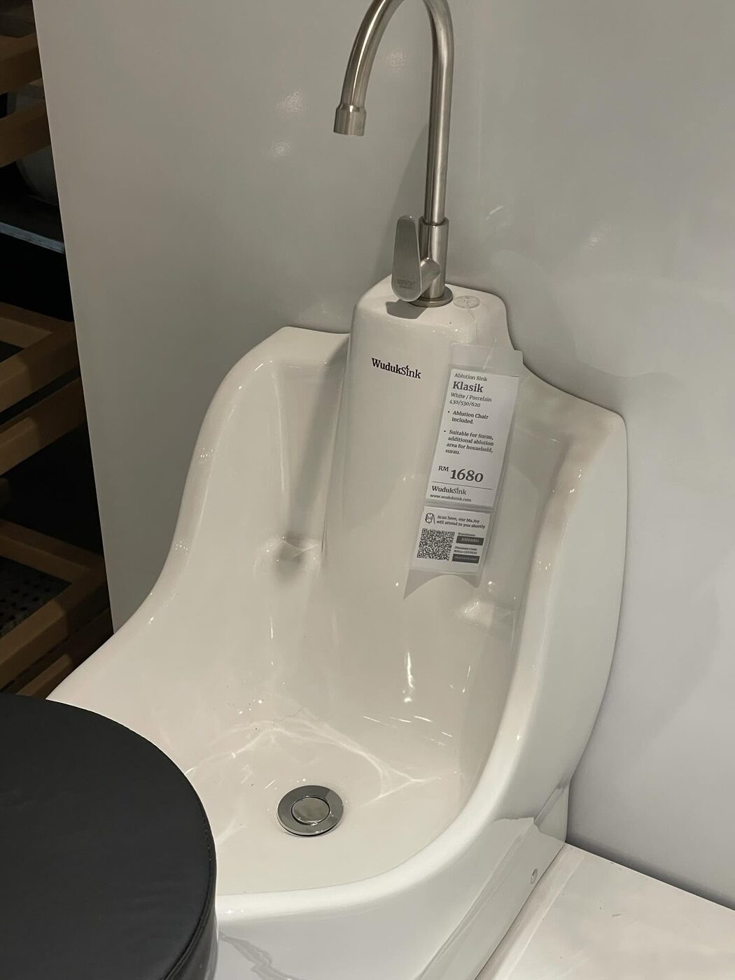 'Saya Bukan Muslim, Saya Bantu Mudahkan Kawan Muslim Ambil Wuduk'