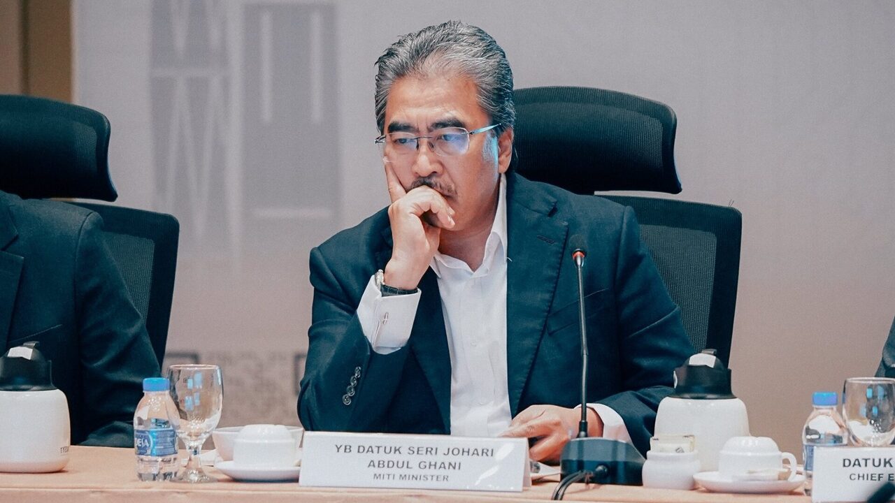 'Kerajaan Pantau Perkembangan Selepas Tarif Trump Dibatalkan' – Datuk Johari