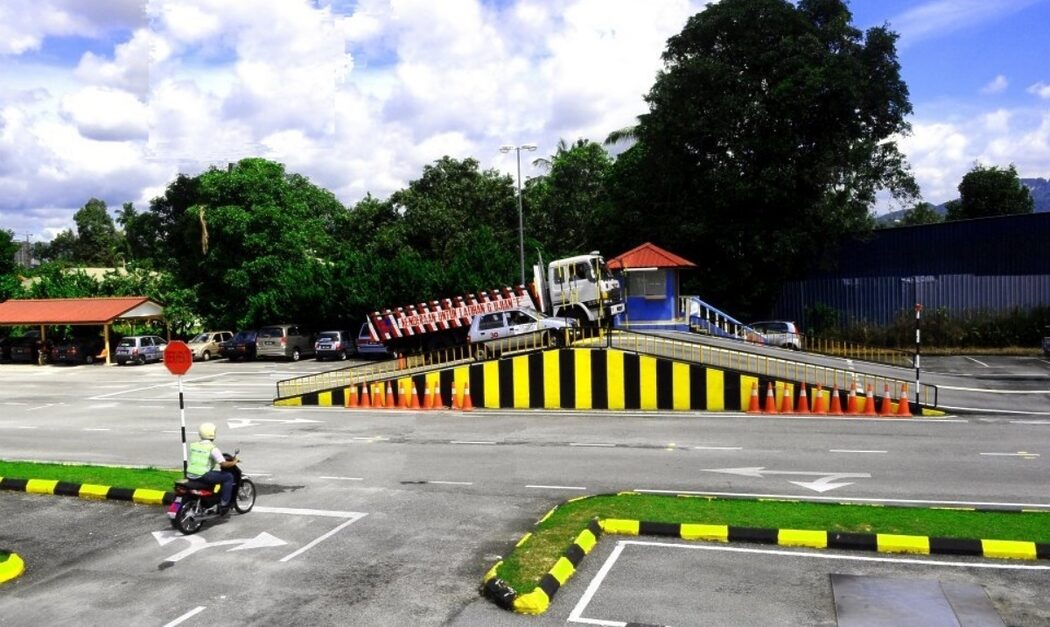 'Hanya Scam?' — Expat AS Dakwa Sekolah Memandu Malaysia Guna Kereta Uzur & Pengajar Tidak Profesional
