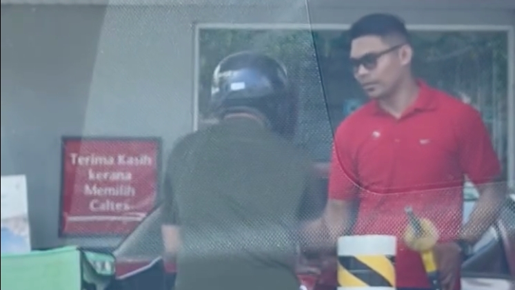 'Bawa Saga, Berjiwa Besar Macam Ferrari' – Lelaki Ini Dipuji Belanja Isikan Minyak Rider