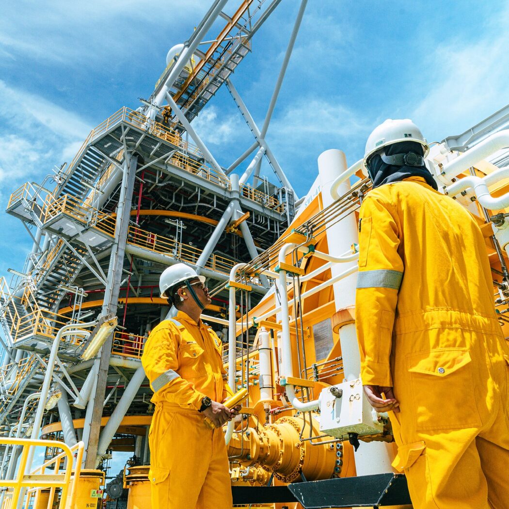 Di Sebalik Pam Petrol: Bagaimana Minyak Dari Perut Bumi Sampai ke Kenderaan Anda?