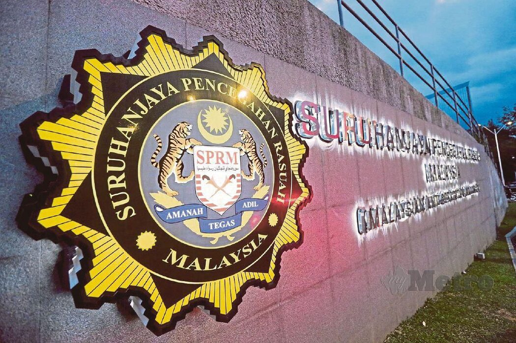 Bernilai Hampir RM800 Ribu, SPRM Bawa Pulang Empat Karya Seni Berkaitan 1MDB 2 Bernilai Hampir RM800 Ribu, SPRM Bawa Pulang Empat Karya Seni Berkaitan 1MDB