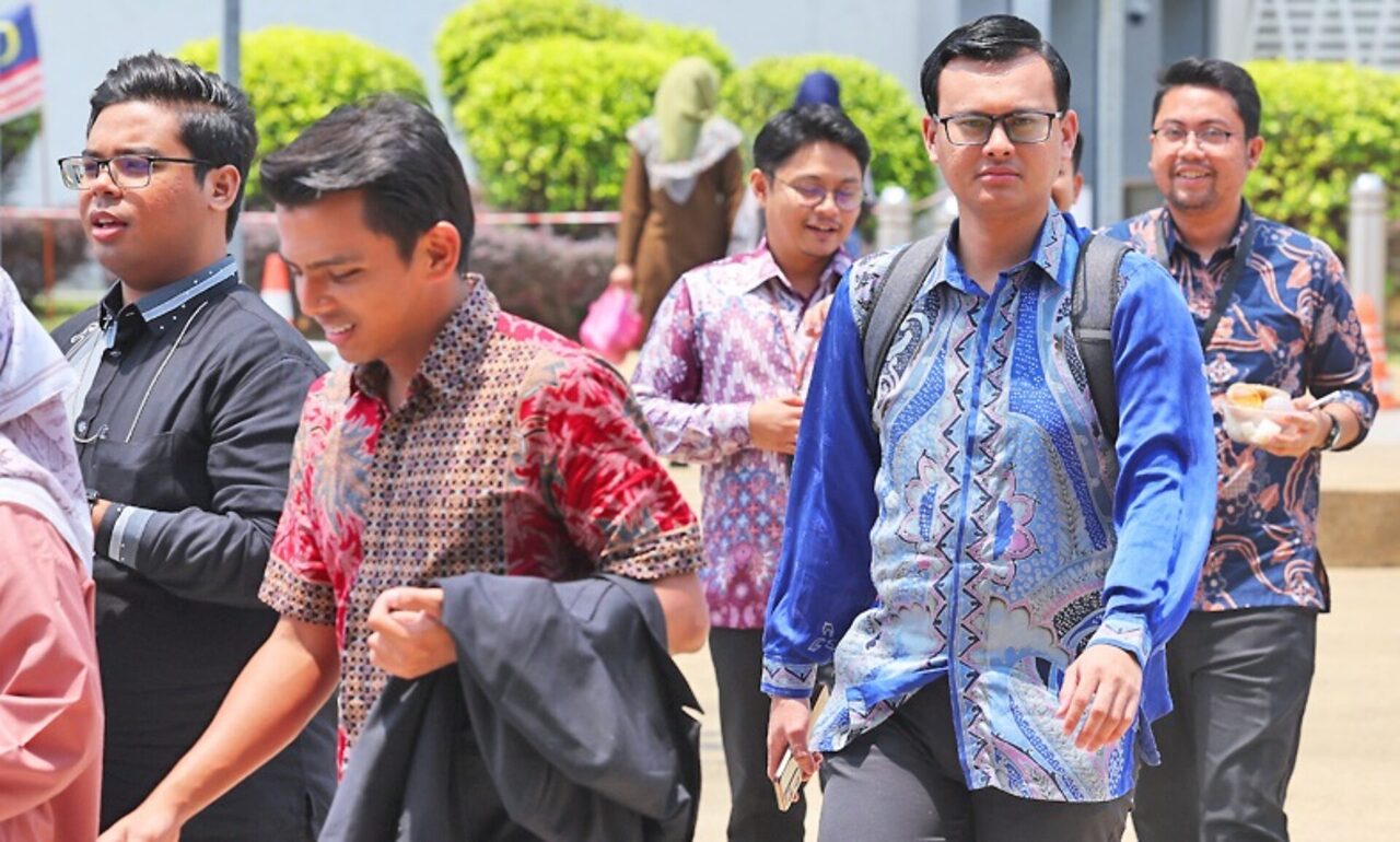 Penjawat Awam Kini Digalakkan Berbaju Batik Setiap Hari