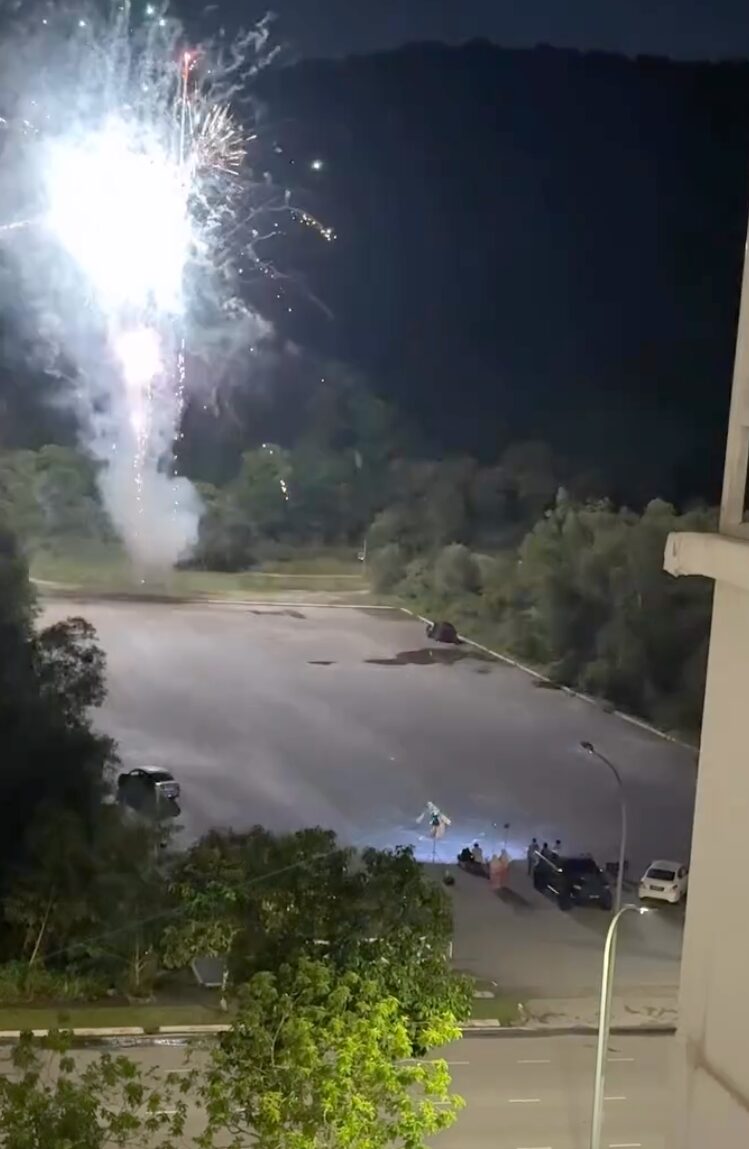 Demi Gambar Kahwin 'Estetik', Penduduk Didakwa Berang Tindakan Pasangan Bakar Mercun Pagi Buta 2 Demi Gambar Kahwin 'Estetik', Penduduk Didakwa Berang Tindakan Pasangan Bakar Mercun Pagi Buta