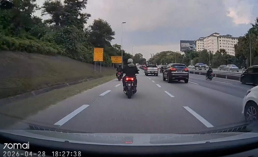 'Nampak Tak Bijak' - Rider Halang Kereta Di Laluan 'Smart Lane' Sewaktu Diaktifkan Undang Kemarahan Ramai