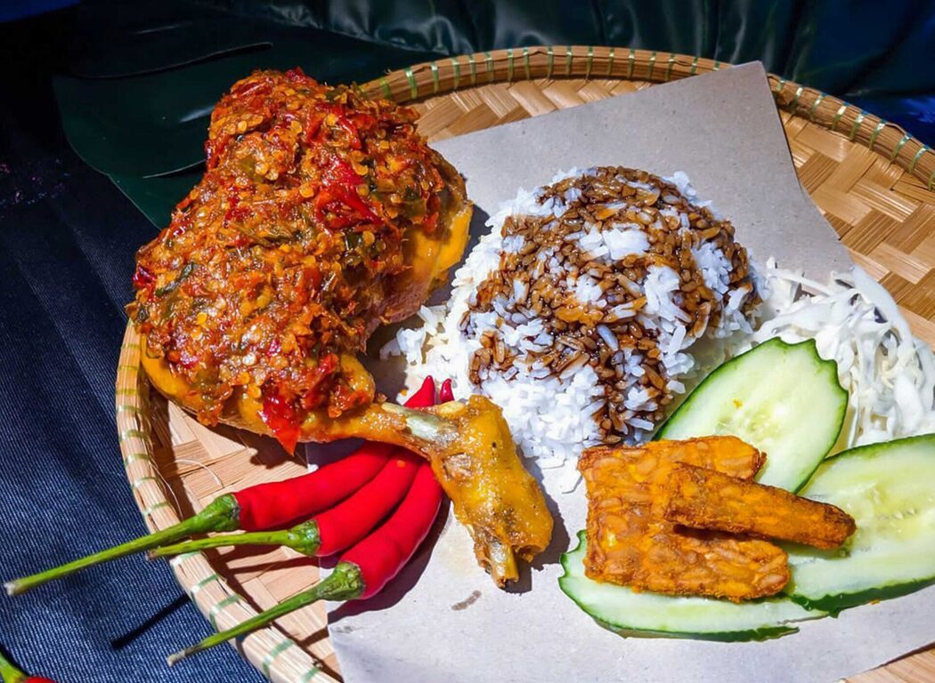'Ayam Gepuk Sudah Terlalu Banyak, Kembalikan Nasi Tomato, Nasi Kukus Ayam' - Warga Tempatan Mengadu