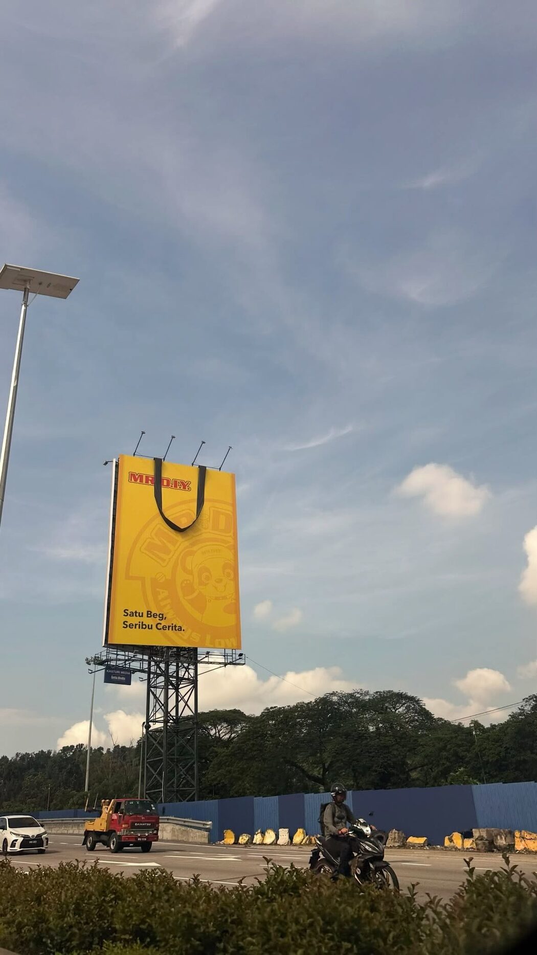 'Ingatkan Salah Tengok' - Iklan Beg MR.DIY Dengan Tali Besar Di Papan Iklan Curi Perhatian Ramai