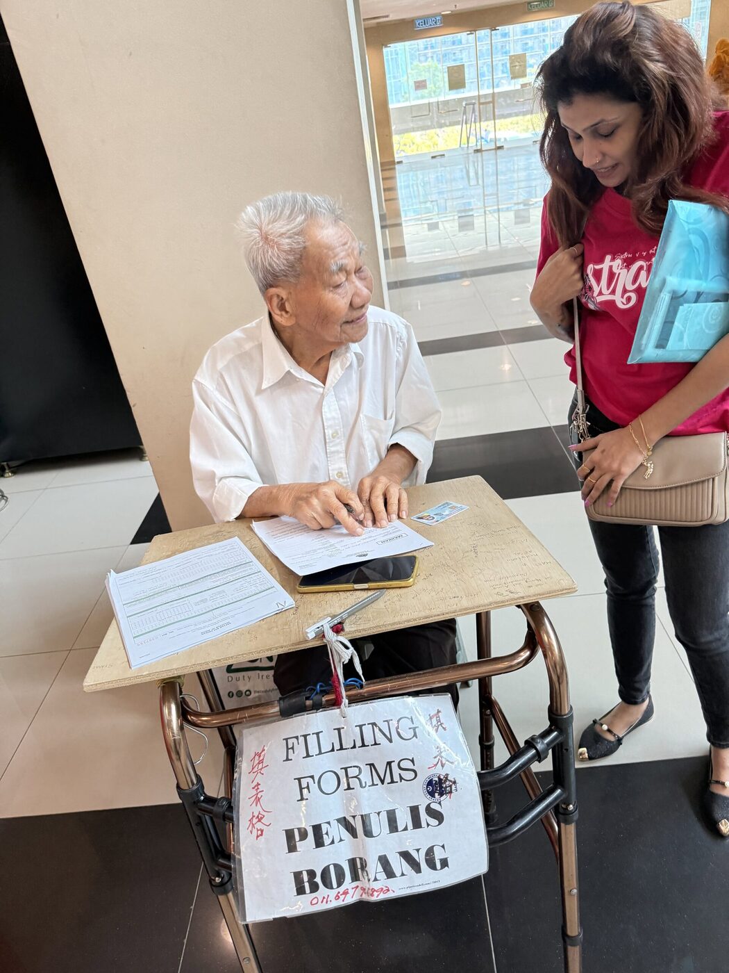 Malas Nak Isi Atau Tulisan Tak Cantik? - Pak Cik 'Penulis Borang' RM5 Di KDN Jalan Duta Ini Raih Perhatian 2 Malas Nak Isi Atau Tulisan Tak Cantik? - Pak Cik 'Penulis Borang' RM5 Di KDN Jalan Duta Ini Raih Perhatian