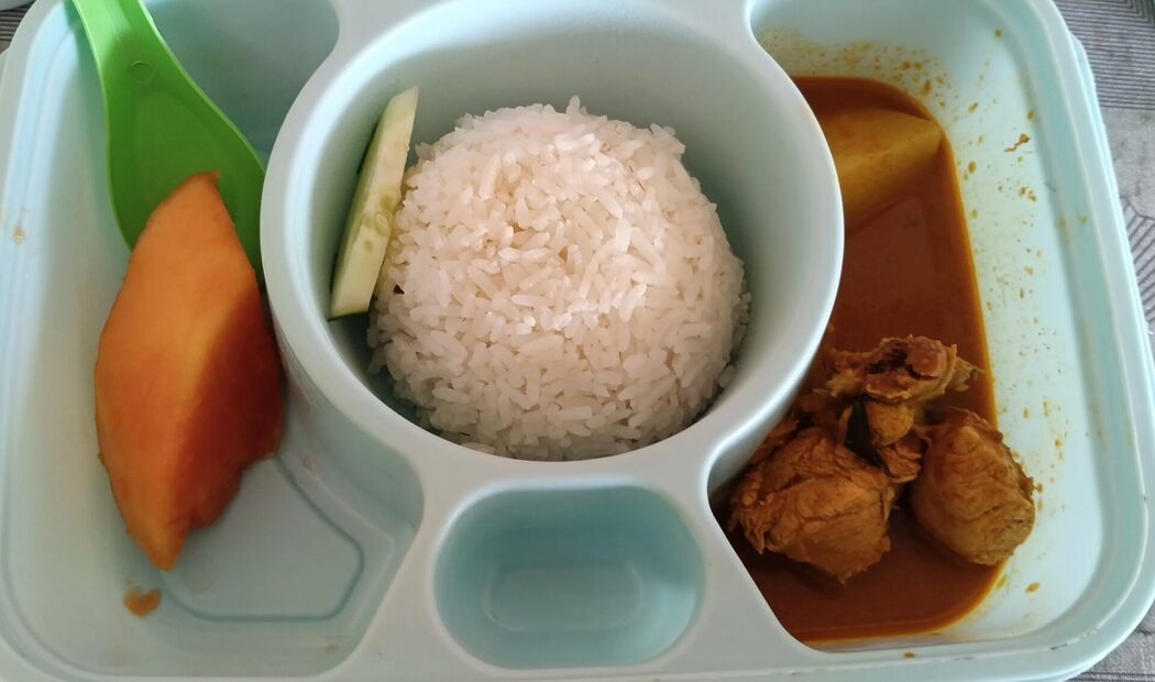 'Kat Rumah Makan Sedap Sangat Ke?' – Tular Makanan RMT Penuh Tong Sampah, Netizen Kesal Murid Makin Memilih