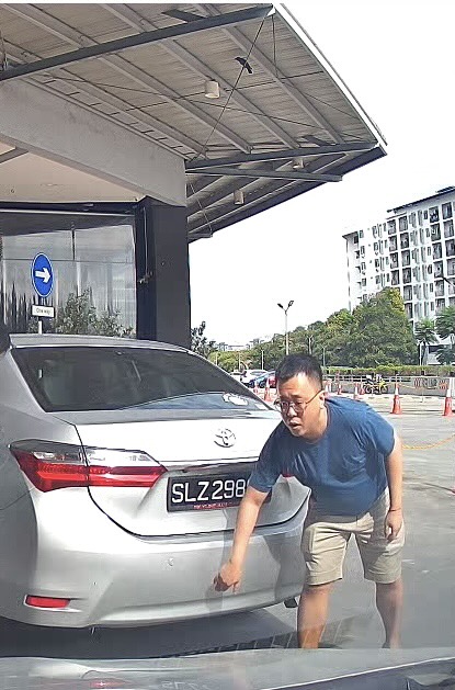 Anggap Kerosakan 'Tiada Apa-Apa', Pemandu Plat SG Terus Beredar Lepas Langgar Kereta Wanita Malaysia