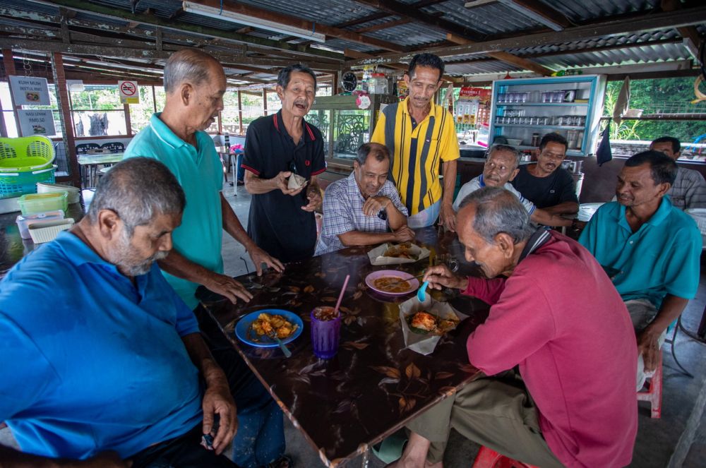 Orang Lain Kalut Harga Naik, Peniaga Perak Ini Kekal Jual Nasi Lemak 50 Sen