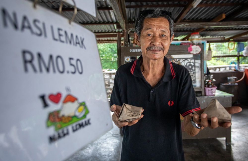 Orang Lain Kalut Harga Naik, Peniaga Perak Ini Kekal Jual Nasi Lemak 50 Sen