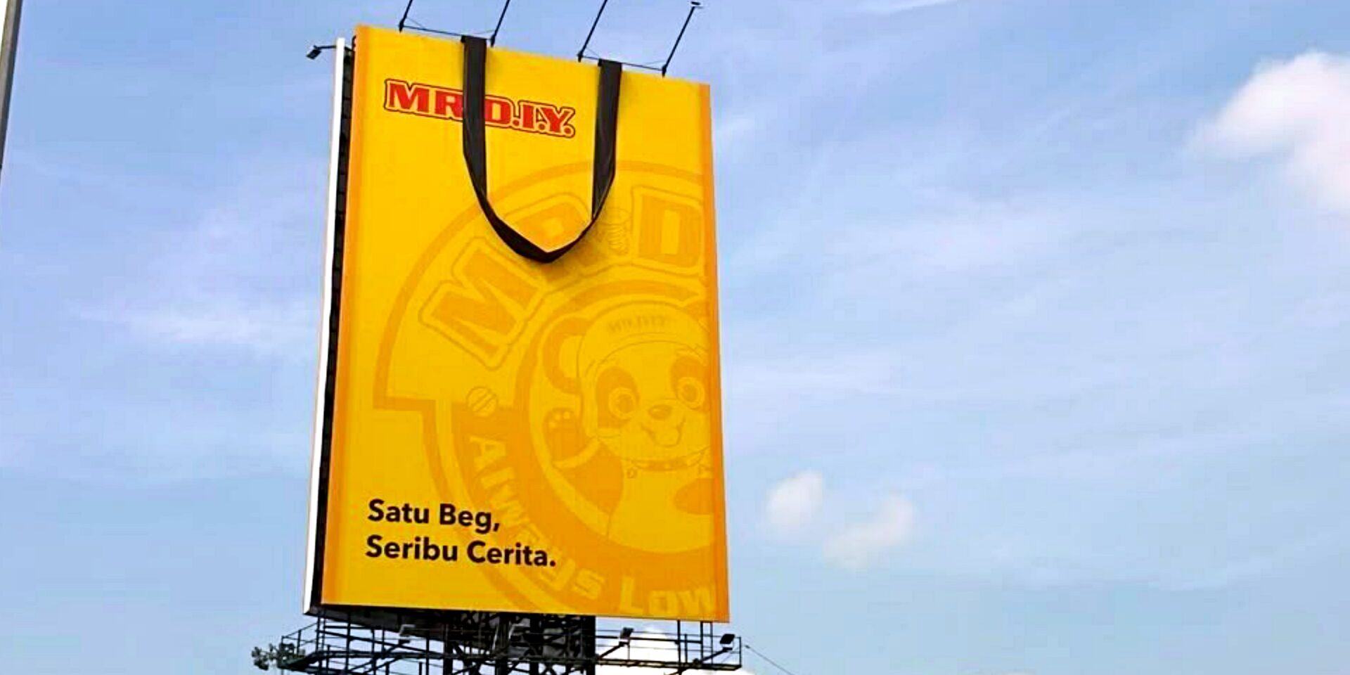 'Ingatkan Salah Tengok' - Iklan Beg MR.DIY Dengan Tali Besar Di Papan Iklan Curi Perhatian Ramai
