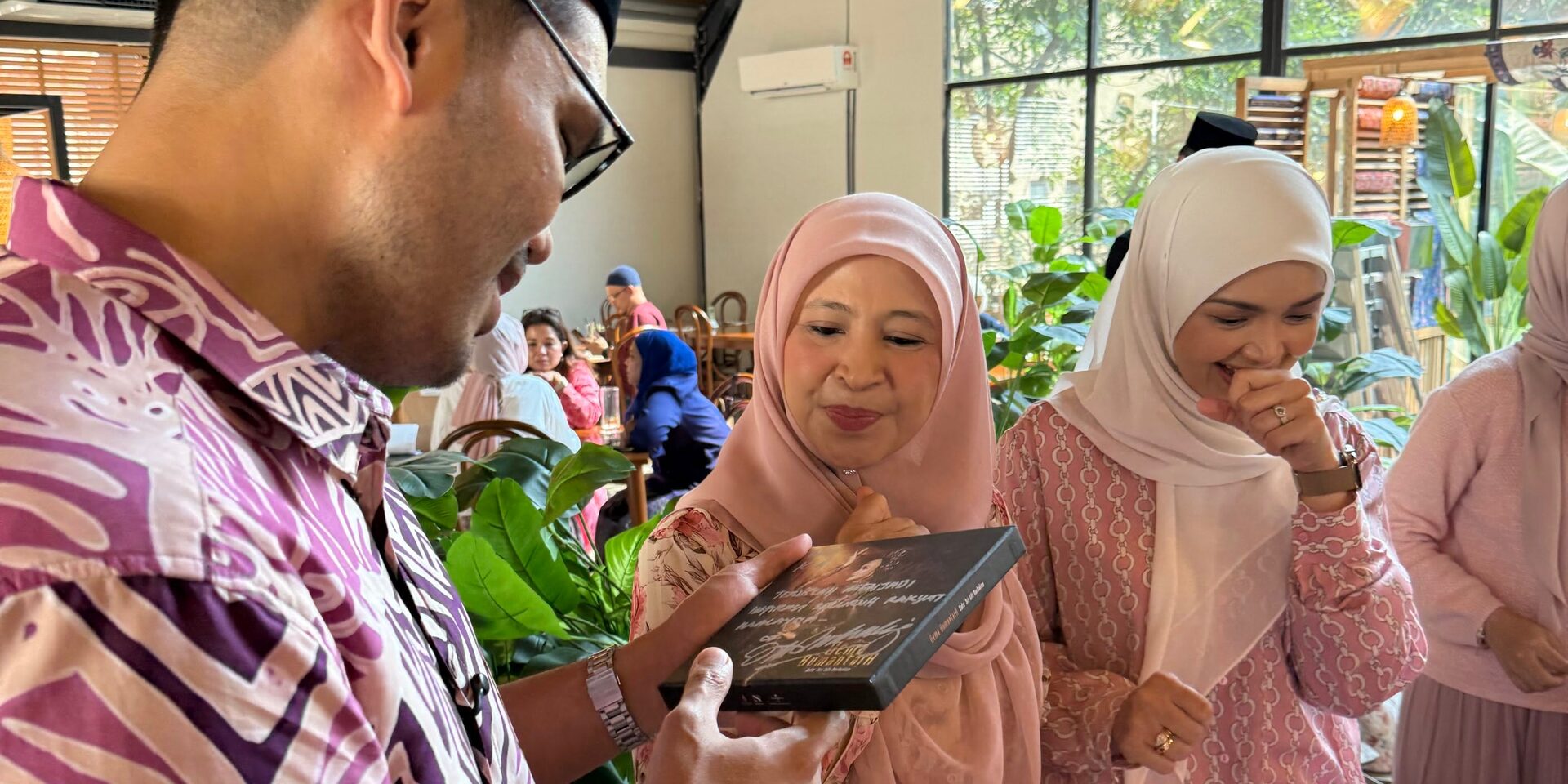 "Tangan Menggigil Tekan Send..." – Kisah DM 7 Tahun Lepas Khairul Aming & TokTi Yang Ramai Tak Tahu