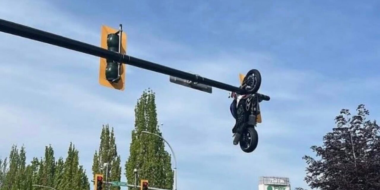 Penunggang Parah, 'Superbike' Tersangkut Atas Tiang Lampu Isyarat
