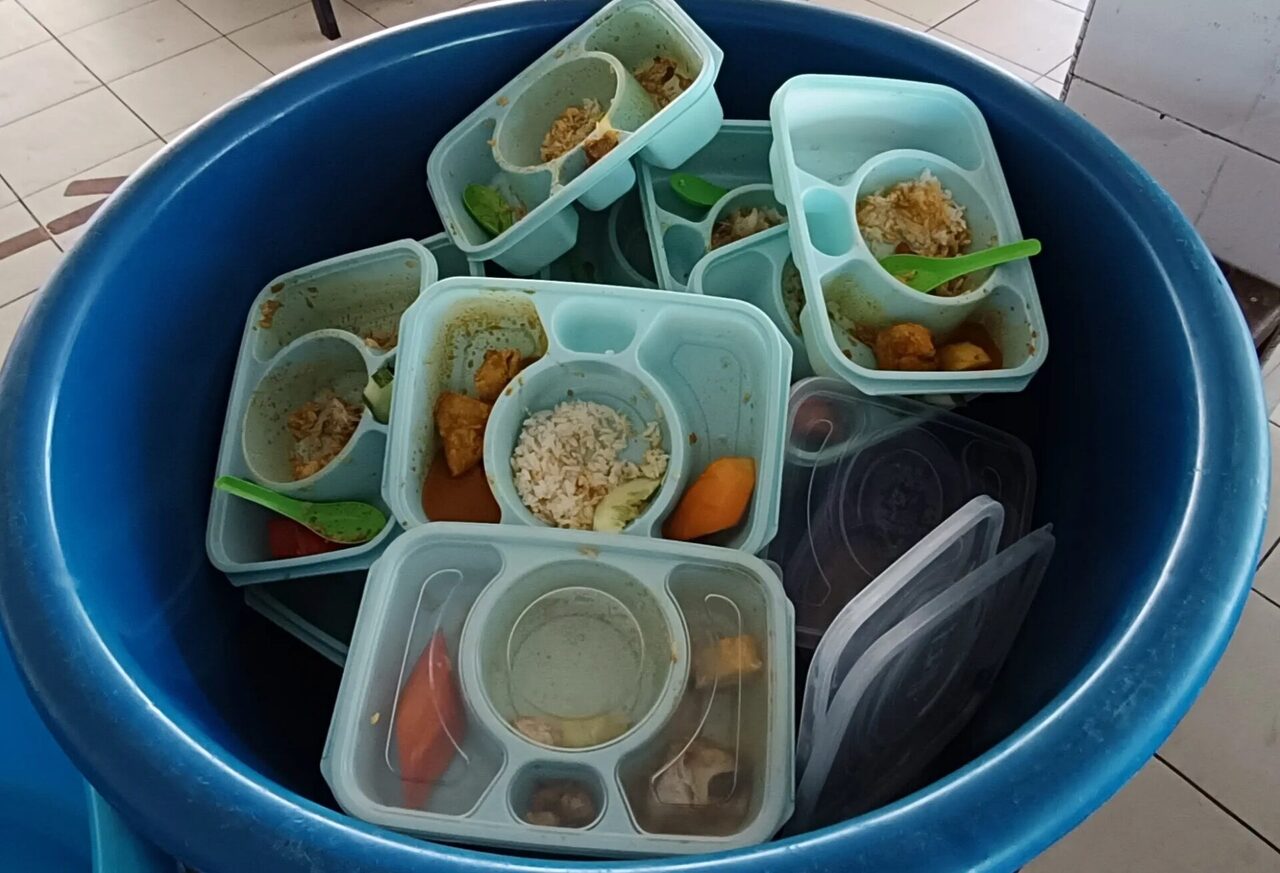 'Kat Rumah Makan Sedap Sangat Ke?' – Tular Makanan RMT Penuh Tong Sampah, Netizen Kesal Murid Makin Memilih
