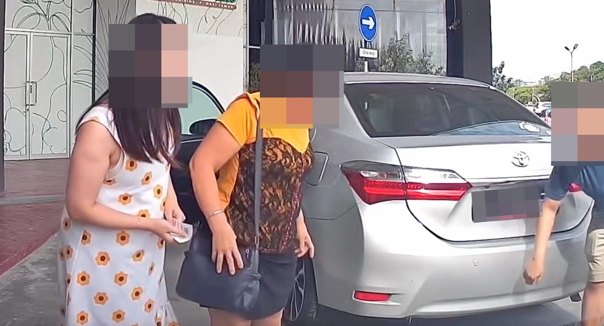 Anggap Kerosakan 'Tiada Apa-Apa', Pemandu Plat SG Terus Beredar Lepas Langgar Kereta Wanita Malaysia