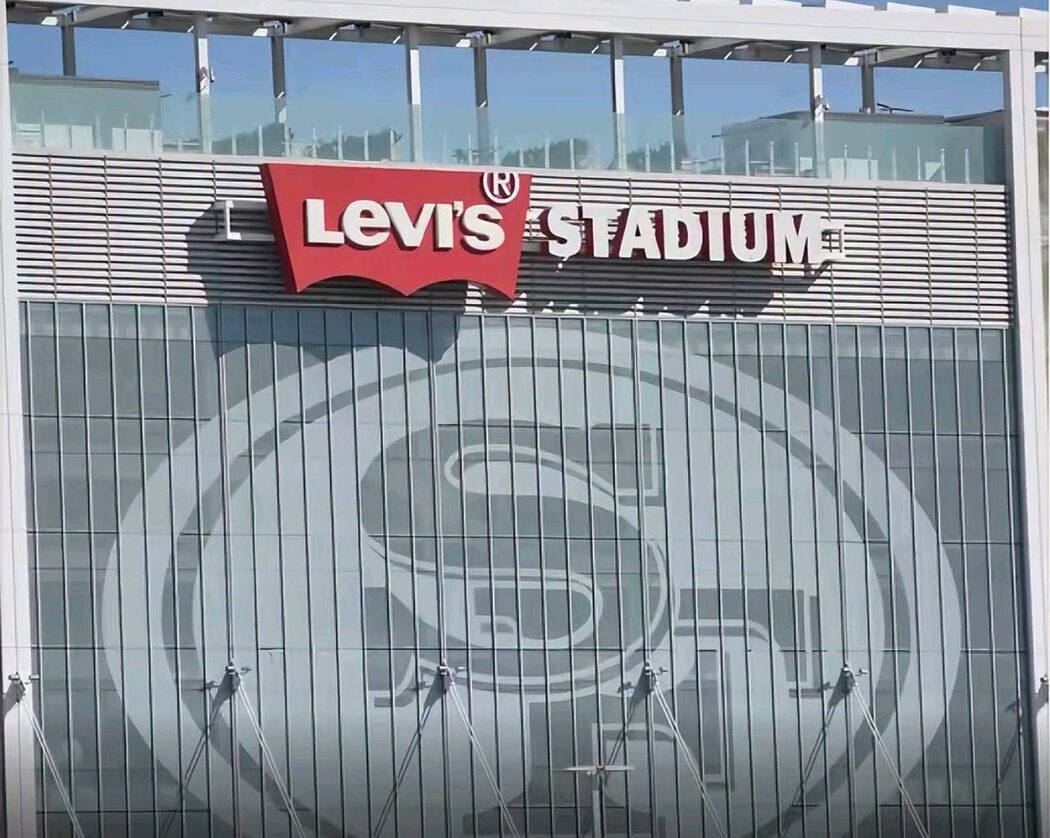 Dilarang Pamer Logo Di Stadium Piala Dunia, Lihat Levi's 'Game' FIFA Dengan Taktik Permasaran Kreatif 2 Dilarang Pamer Logo Di Stadium Piala Dunia, Lihat Levi's 'Game' FIFA Dengan Taktik Permasaran Kreatif