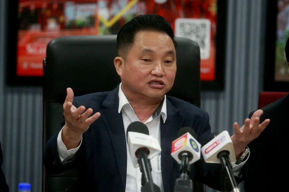 'Saya Cuma Bantu Isteri...' – Taktik Kahwin Palsu Warga Asing Demi Lesen Niaga Makin Parah Di Selangor 2 'Saya Cuma Bantu Isteri...' – Taktik Kahwin Palsu Warga Asing Demi Lesen Niaga Makin Parah Di Selangor