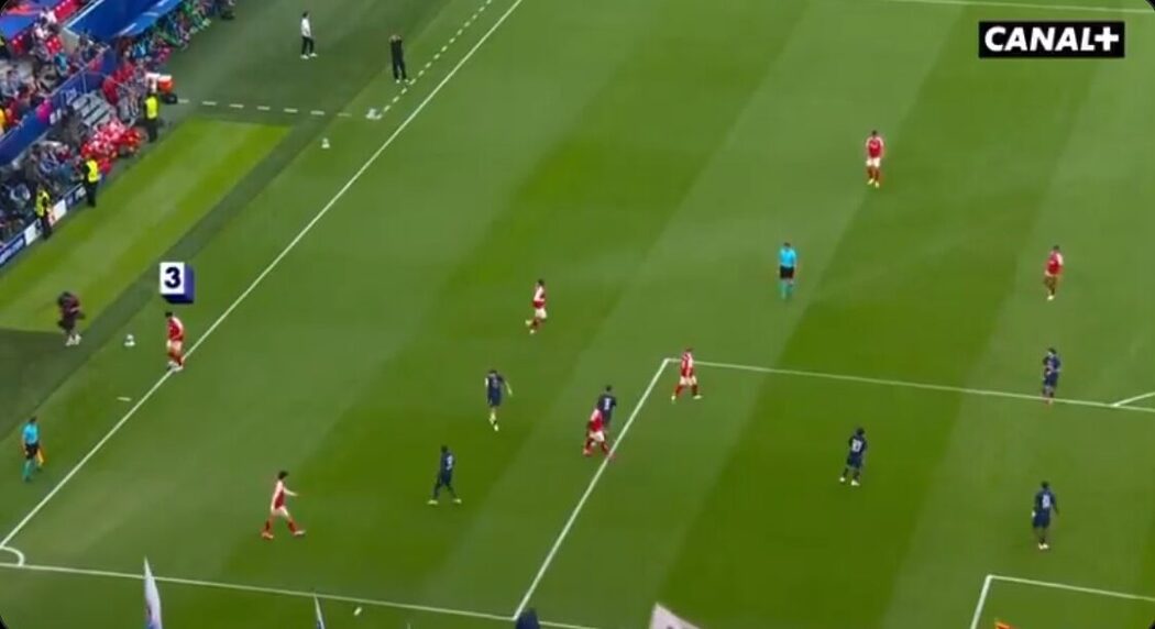 TV Perancis Siar Rakaman Detik Pengadil Tiup Wisel Separuh Masa Ketika Bukayo Saka Nak Ambil Sepakan Penjuru 2 Arsenal