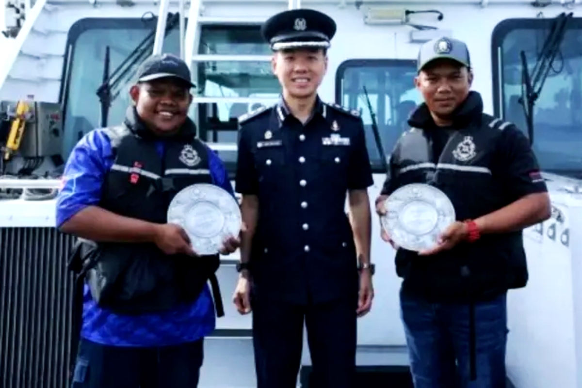 Bukan Biasa-Biasa, Dua Pemuda Malaysia Terima Anugerah Khas Selepas Berjaya Kesan Bot Hilang Milik Singapura