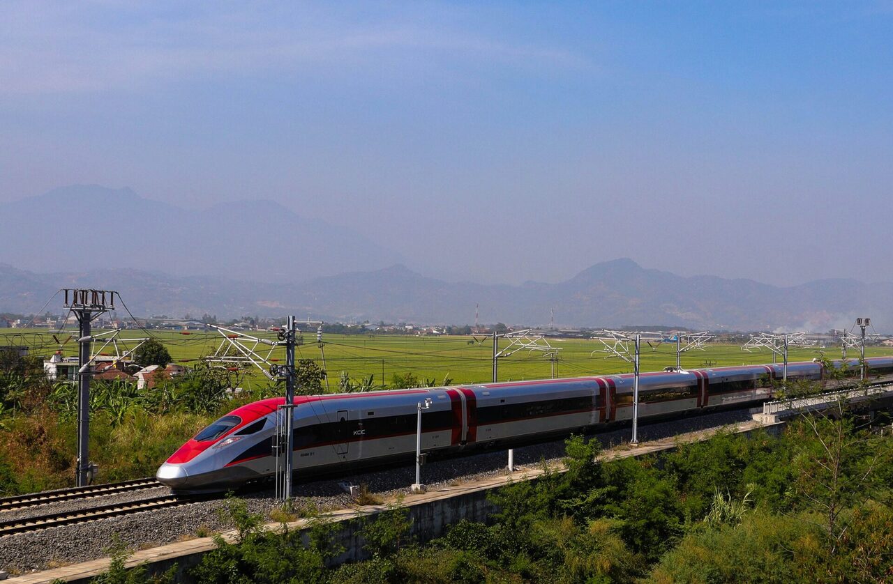 Rakyat Malaysia 'Tapau' Carta, Whoosh Kini Jadi Kereta Api Wajib Naik Di Indonesia