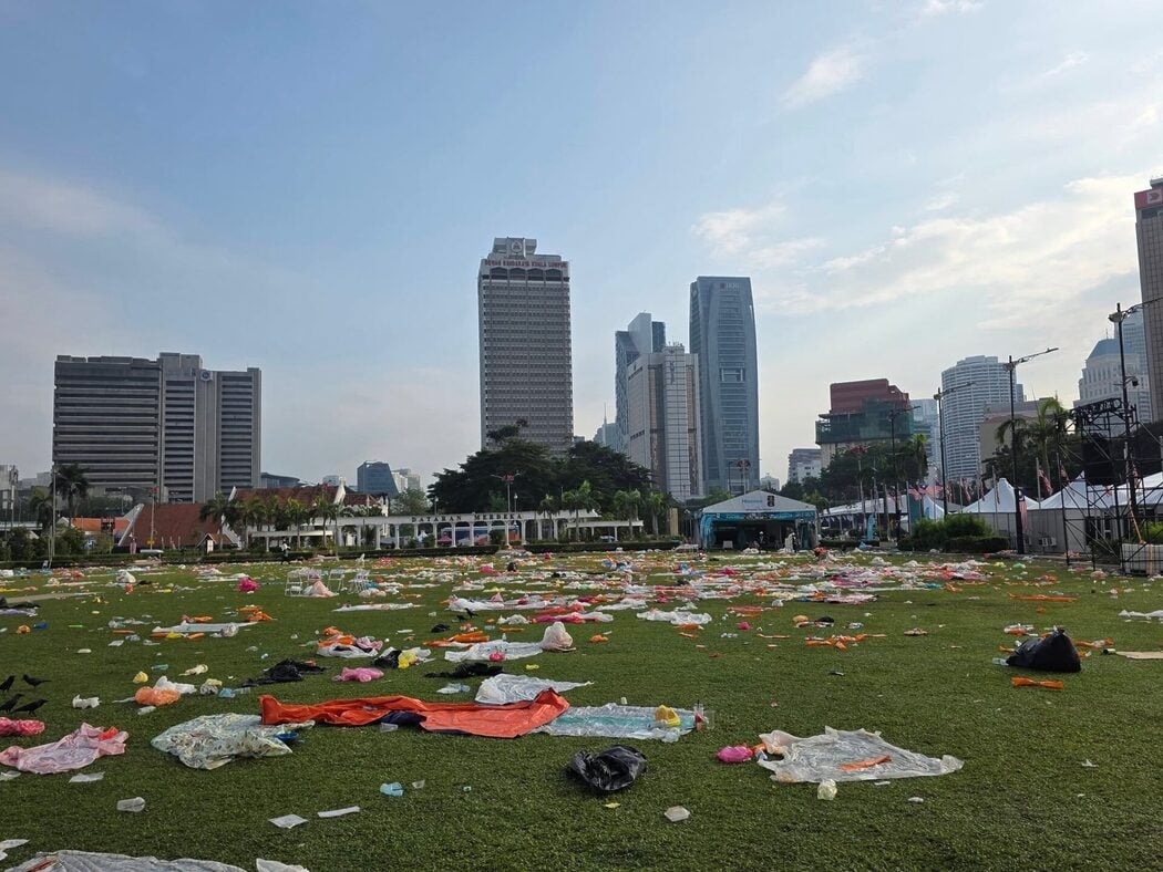DBKL Kesal Peminat Bola Sepak Jadikan Dataran Merdeka 'Padang Sampah' Selepas Final Piala Dunia 4 DBKL Kesal Peminat Bola Sepak Jadikan Dataran Merdeka 'Padang Sampah' Selepas Final Piala Dunia