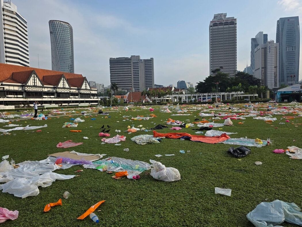 DBKL Kesal Peminat Bola Sepak Jadikan Dataran Merdeka 'Padang Sampah' Selepas Final Piala Dunia 3 DBKL Kesal Peminat Bola Sepak Jadikan Dataran Merdeka 'Padang Sampah' Selepas Final Piala Dunia