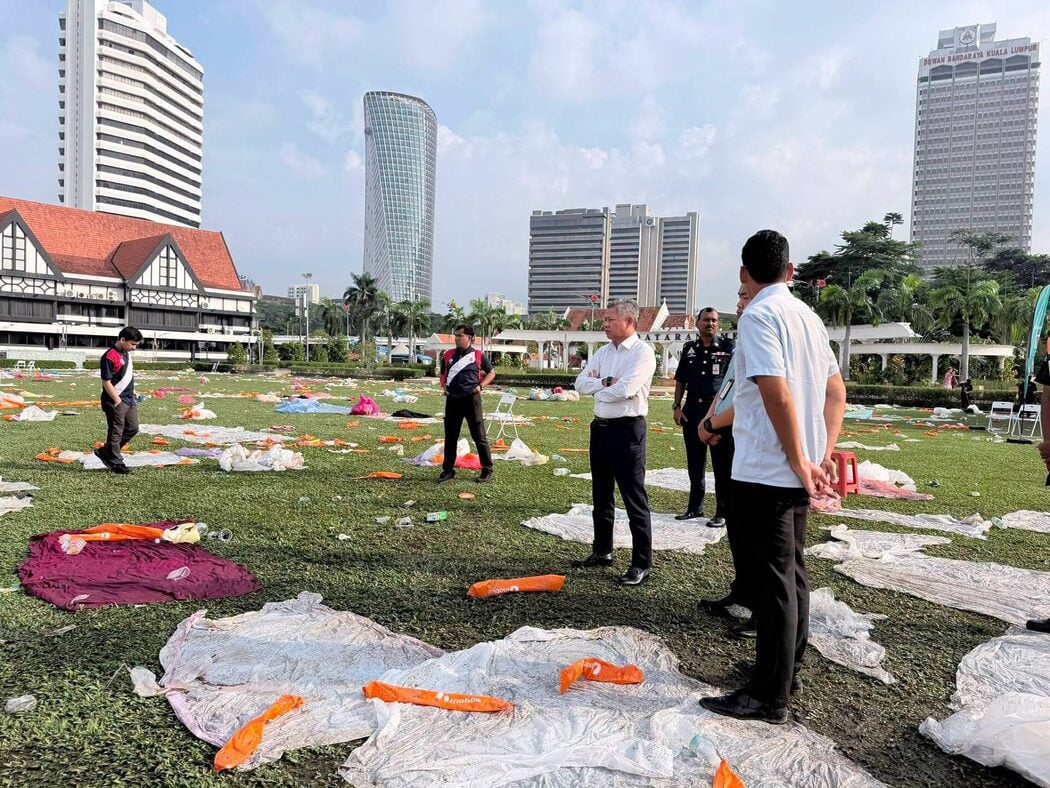 DBKL Kesal Peminat Bola Sepak Jadikan Dataran Merdeka 'Padang Sampah' Selepas Final Piala Dunia 2 DBKL Kesal Peminat Bola Sepak Jadikan Dataran Merdeka 'Padang Sampah' Selepas Final Piala Dunia