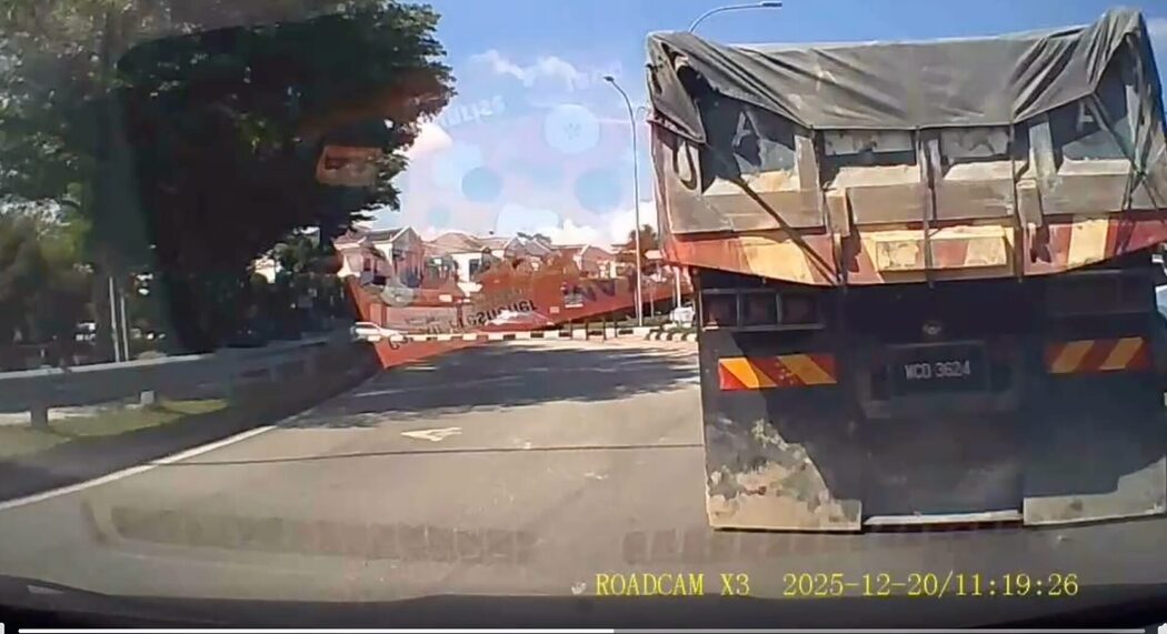 Pemandu Dipuji Amalkan 'Defensive Driving', Berjaya Elak Kemalangan Lori Mengundur Secara Mengejut 3 Pemandu Dipuji Amalkan 'Defensive Driving', Berjaya Elak Kemalangan Lori Mengundur Secara Mengejut