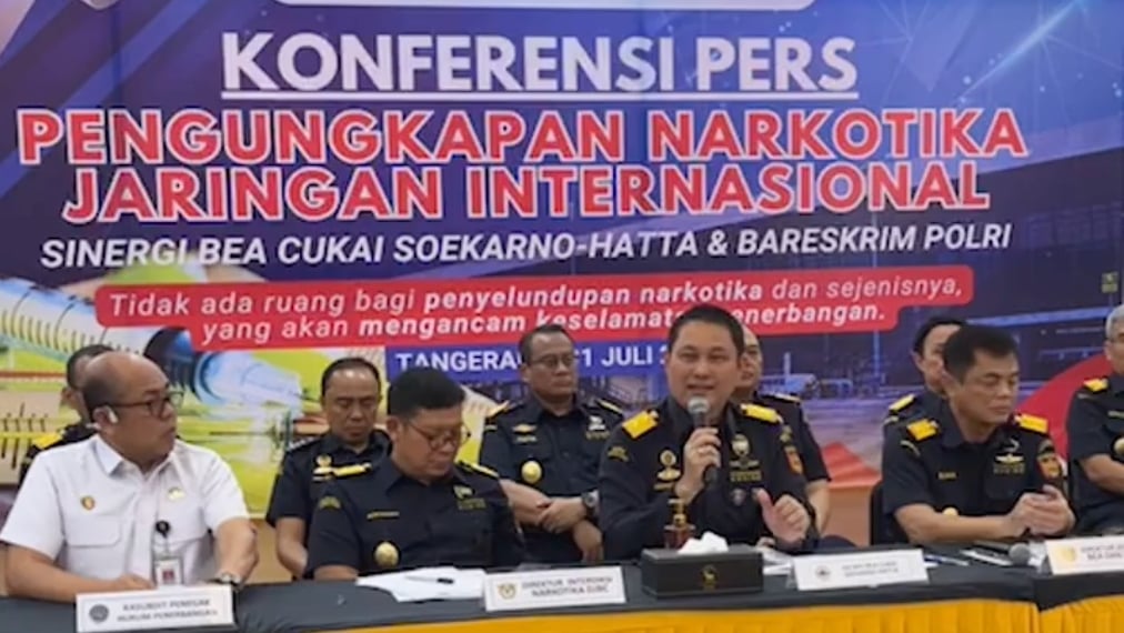 Kastam Soekarno-Hatta Bongkar Rangkaian Dadah Antarabangsa Tumpaskan Pilot Malaysia Bersama 14 Bungkusan Ekstasi