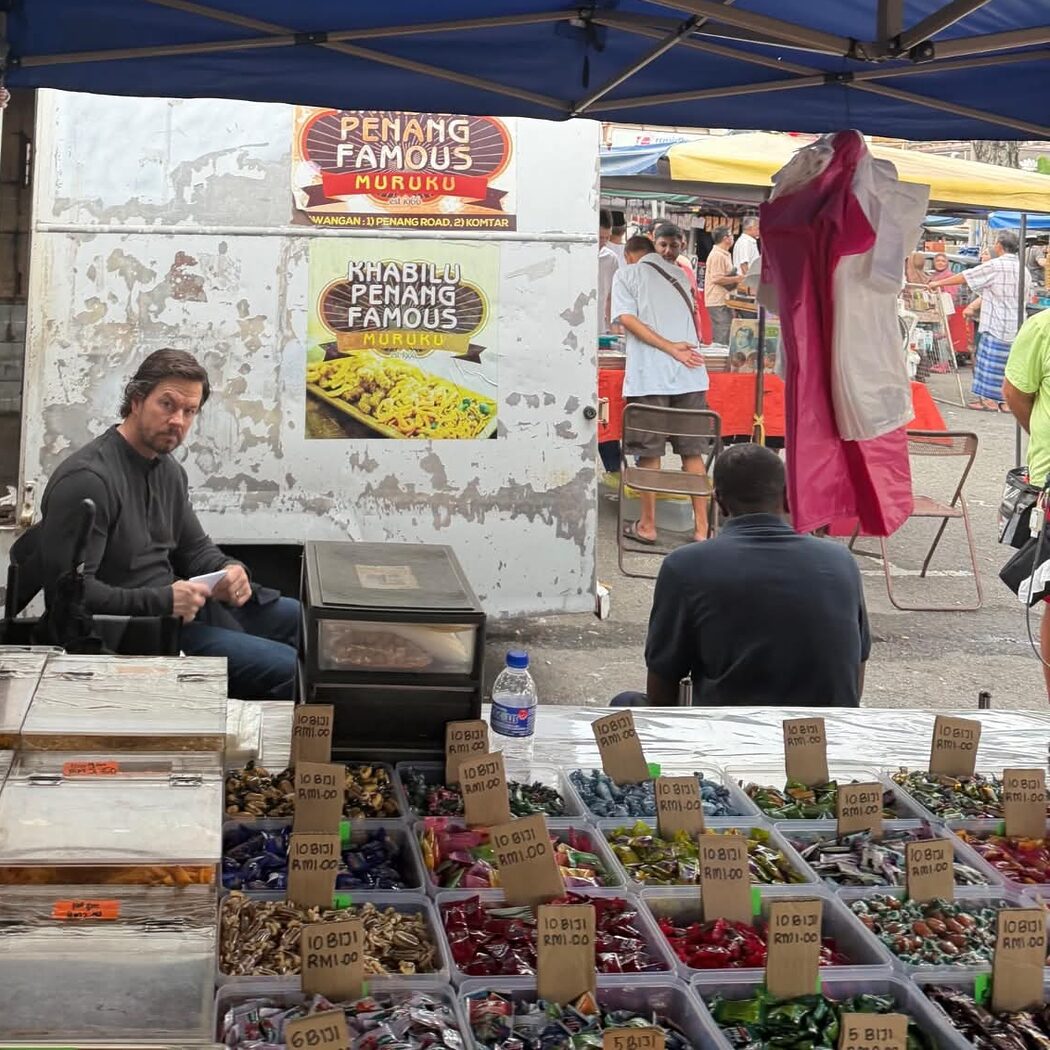 Lepak Depan Gerai Jajan, Mark Wahlberg 'Shooting' Di Pasar Pagi Lorong Kulit 2 Lepak Depan Gerai Jajan, Mark Wahlberg 'Shooting' Di Pasar Pagi Lorong Kulit